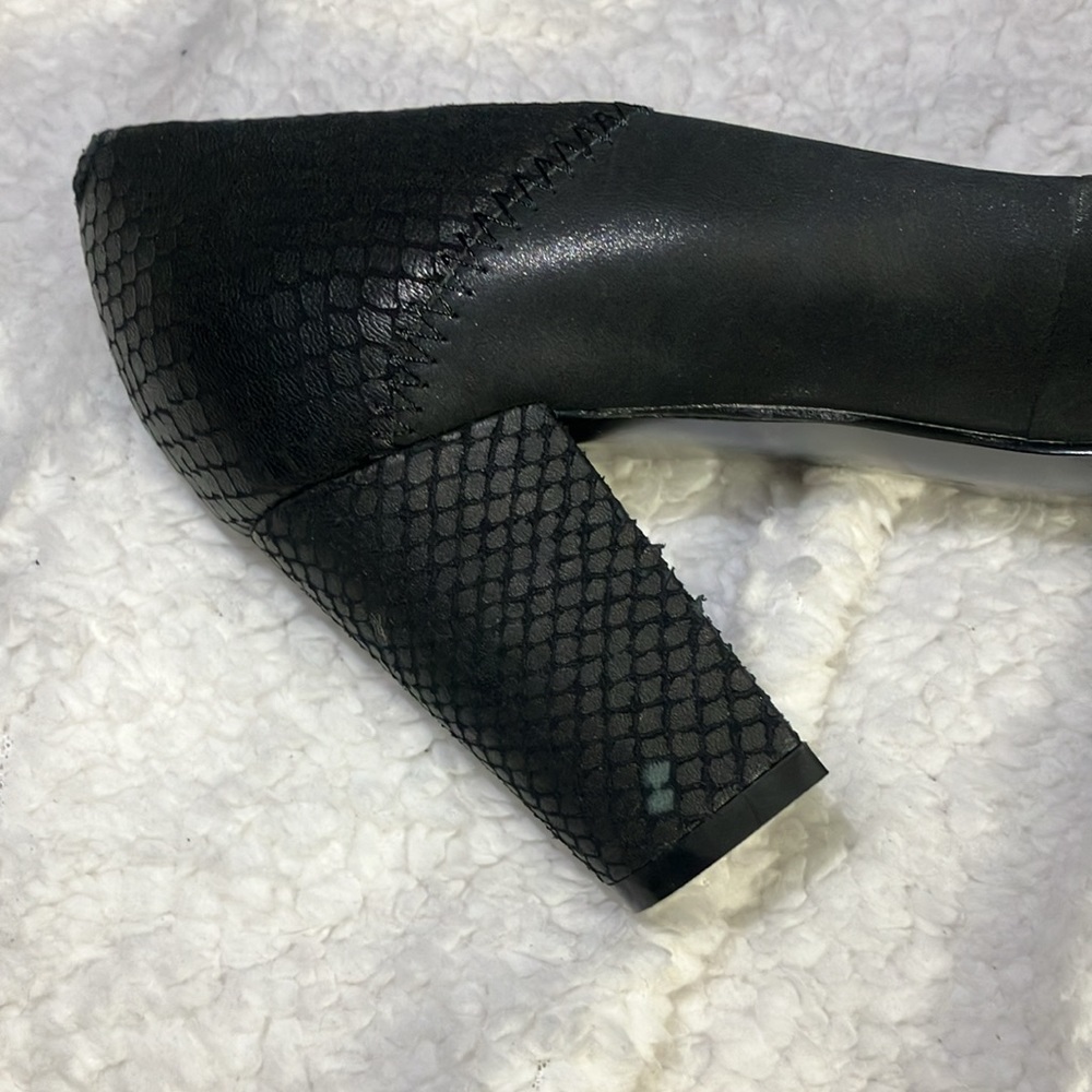 Tahari Round Toe Black Heels - Picture 7 of 8